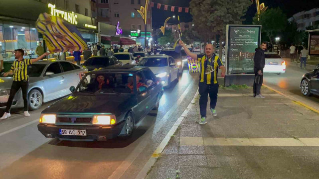 Aksaray’da Fenerbahçeliler derbi galibiyetini kutladı