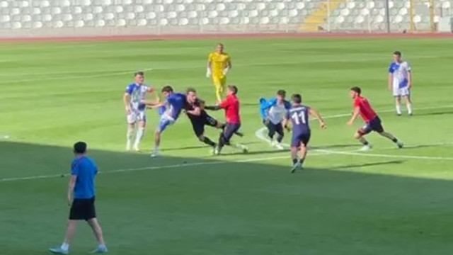 Amasya’da amatör maçta kavga: Sahaya çöp kovası atıldı, futbolcular birbirine girdi