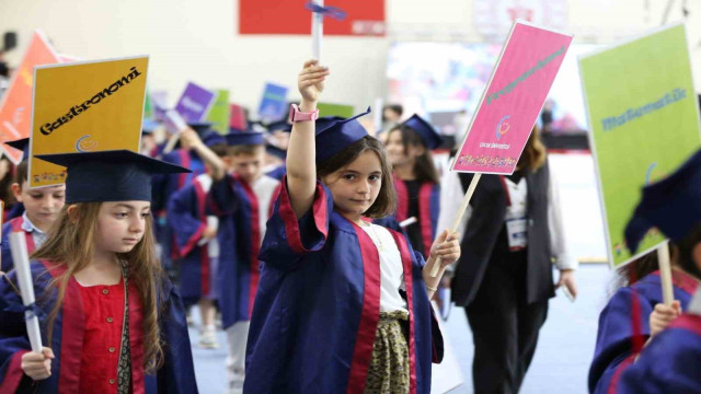 Anadolu Üniversitesinde 3 kuşak 7’den 70’e mezuniyet heyecanı