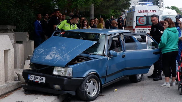 Anneler Günü’nde kızıyla geçmeye çıkan kadına araç çarptı