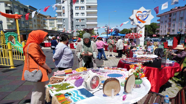 Anneler Günü’ne özel kurulan pazarda hem satış yaptılar hem eğlendiler