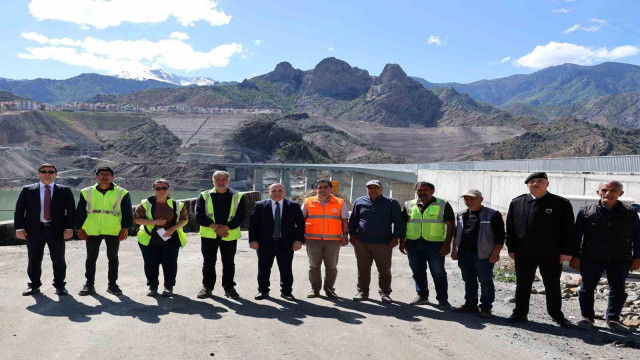 Artvin Valisi Ünsal, Yusufeli Merkez Viyadüğü’nde incelemelerde bulundu