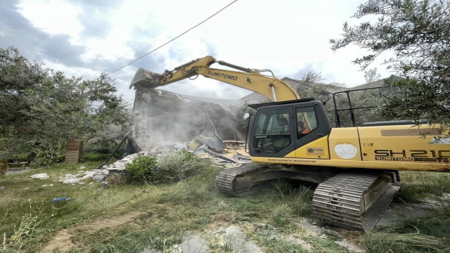 Ayvacık’ta kaçak yapı yıkım çalışmaları sürüyor