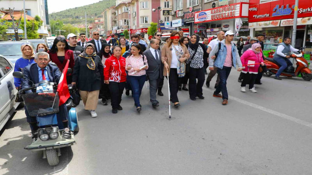 Belediye başkanı gözlerini bağlayıp bastonla 200 metre yürüdü