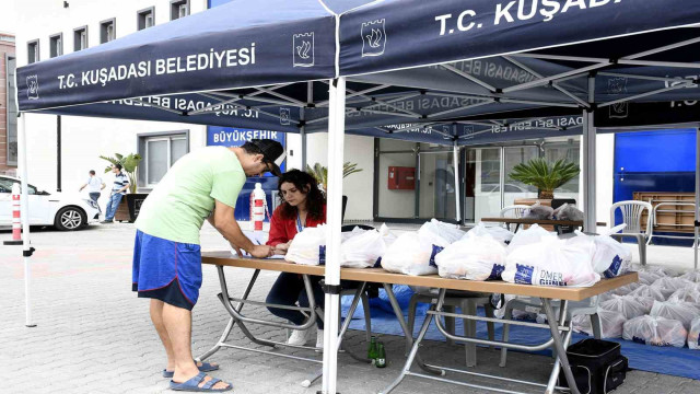 Beslenme çantalarını bu yıl da Kuşadası Belediyesi doldurdu