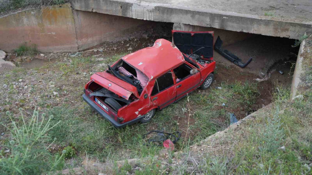 Beton menfeze çarpan otomobil hurdaya döndü: 2 yaralı