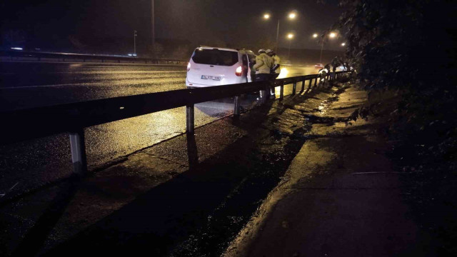 Beykoz’da kontrolden çıkan hafif ticari araç otomobile çarptı: 2 yaralı