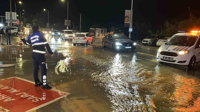 Bodrum’da ana isale hattı patladı, yollar göle döndü