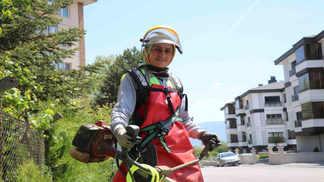 Bolu’nun sokaklarında anne eli: Ekmeğini şehrin sokaklarını temizleyerek kazanıyor