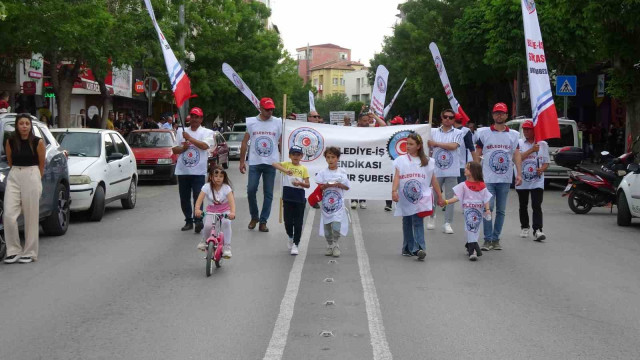 Burdur’da 1 Mayıs Emek ve Dayanışma Günü yürüyüş ve halaylarla kutlandı