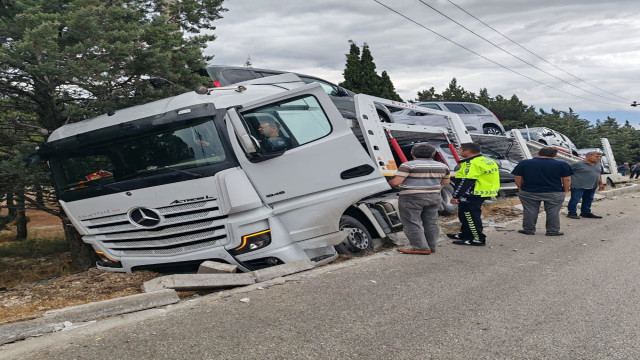 Burdur’da araba yüklü tır şarampole dalarak toprak zemine saplandı