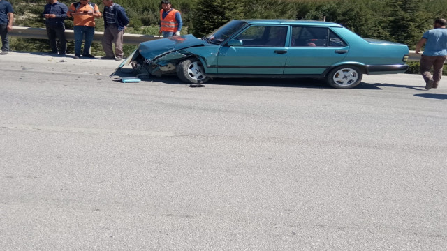 Burdur’da kavşakta iki otomobil çarpıştı: 1 yaralı