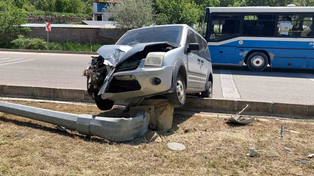 Burdur’da kontrolden çıkan ticari araç refüjde çıkıp aydınlatma direğini devirdi, 1 yaralı