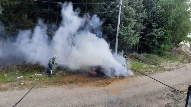 Burdur’da park halindeki araçta yangın