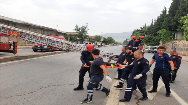 Damdan dama düşen çocuğu itfaiye kurtardı