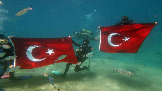 Denizin dibinde Türk bayrağı açıp, 19 Mayıs’ı kutladılar