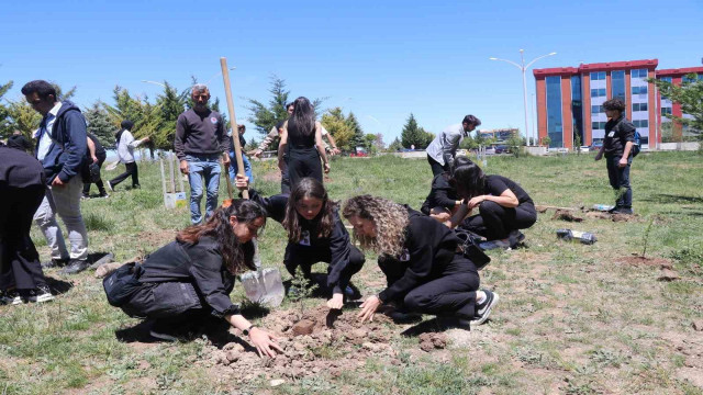 Depremde kaybettikleri arkadaşları anısına 100 ağaç fidanı diktiler