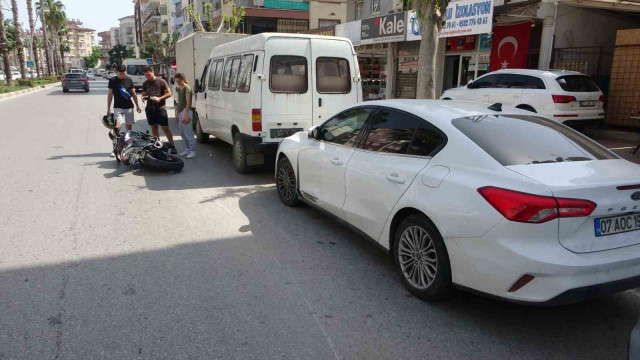 Direksiyon hakimiyetini kaybetti, sürüklenerek otomobile çarptı