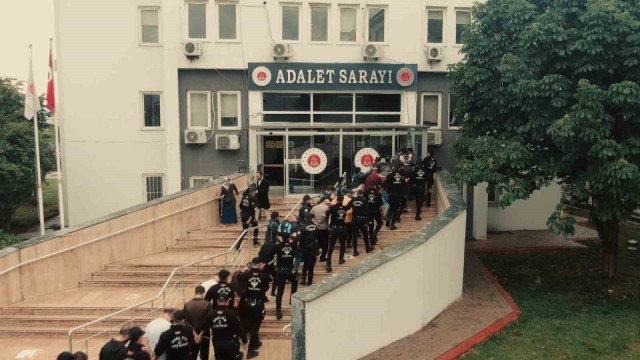 Dolaptan çıkan göçmen kaçakçılarının 21’i tutuklandı