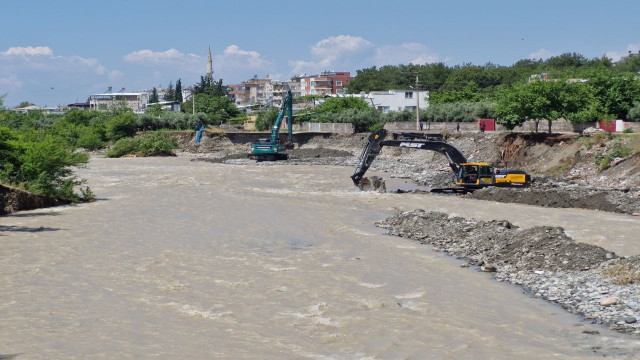 Dörtyol’da kuvvetli yağışla taşan derede ıslah çalışmaları sürüyor