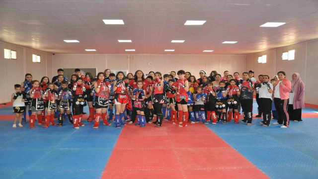 Dünya şampiyonu Muay Thai sporcular anneleriyle müsabakalara hazırlanıyor