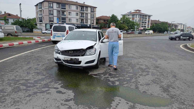 Düzce’de kaza sonrası refüje çıkan otomobil ağaca çarptı: 2 yaralı