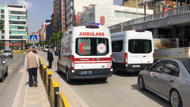 Elazığ’da hafif ticari aracın çarptığı kadın yaralandı