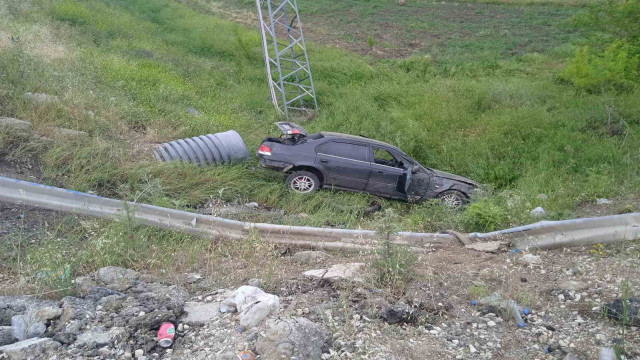 Elazığ’da otomobil şarampole uçtu: 2 yaralı