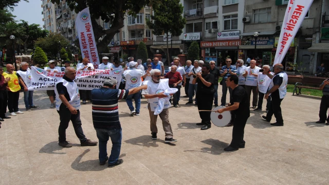 Emekliler seslerini davul zurna ile duyurmaya çalıştı