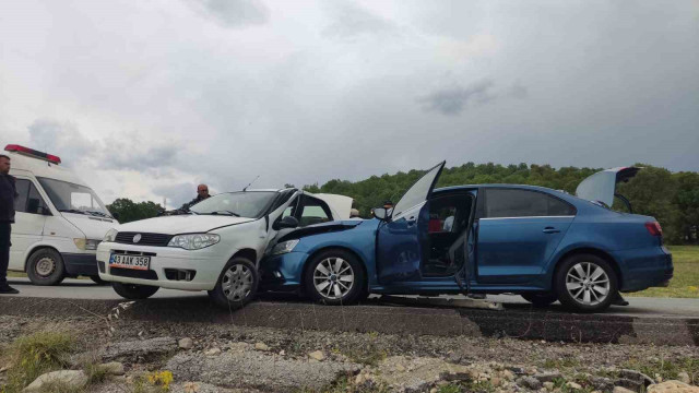 Emet-Hisarcık karayolunda trafik kazası: 5 yaralı