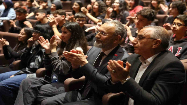 Eyüpsultan’da ‘3. Liseler Arası Tiyatro Günleri’ perdelerini açtı