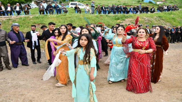 Fenomen çaycı kendi düğününde çay dağıttı