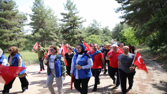 Gençler, ellerindeki Türk bayraklarıyla Ali Dağı’na yürüdü