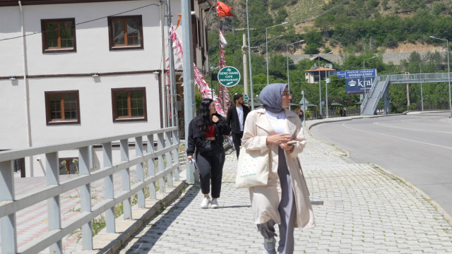 Gümüşhane’de öğrenciler için tehlike oluşturan kayalar dağcılar tarafından temizlendi