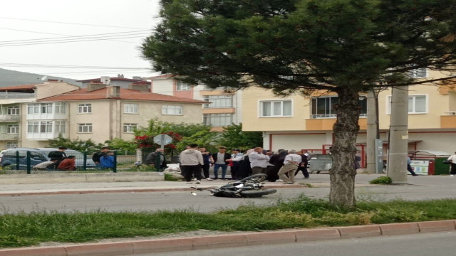 Hafif ticari araç ile motosiklet çarpıştı: 3 yaralı