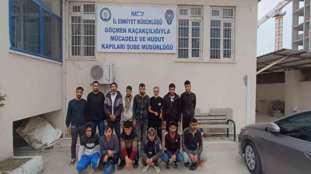 Hafif ticari araca 14 göçmen sığdırdılar