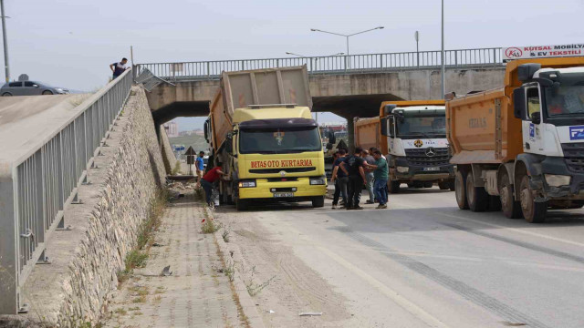 Hatay’da hafriyat kamyonu üst geçitten yola uçtu: 1 yaralı