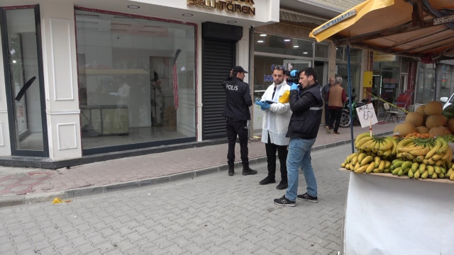 Havaya tüfekle ateş açan maganda, garsonu vurdu