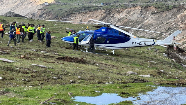 Hindistan’da helikopter kendi etrafında dönerek pist dışına indi