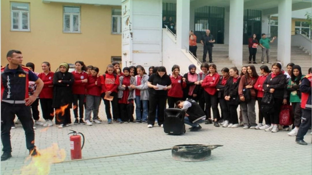 Iğdır’da lise öğrencilerine yangın tatbikatı eğitimi