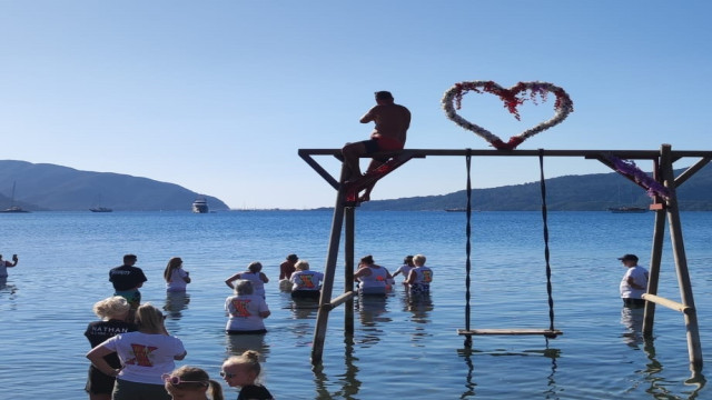 İngiliz turistler ülkesinde ölen yakınlarının küllerini denize döktü