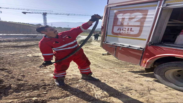 İsminden bile korkanlar varken o bir buçuk metrelik yılanı elleriyle yakaladı