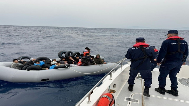 İzmir açıklarında 56 göçmen karaya çıkartıldı