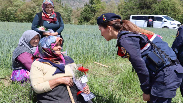 Jandarma ekipleri anneleri unutmadı