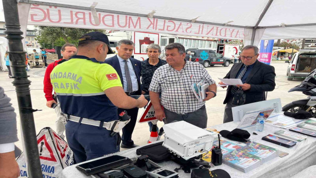 Jandarma ekipleri Kuşadası’nda vatandaşları bilgilendirdi