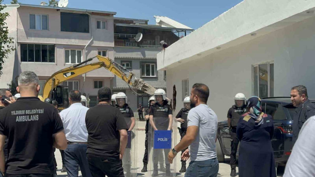 Kaçak yaptığı yapı 4 kez yıkıldı, ”bir daha yıkılmasın” diye çatıya çıkarak direndiler