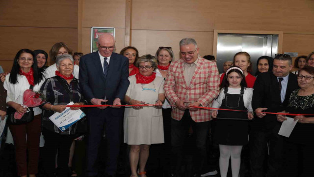 Kağıt Rölyef Atölyesi kursiyerleri yıl boyunca yaptıkları tabloları sergiliyor