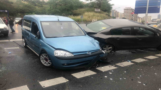 Kağıthane’de sağanak yağış kaza getirdi: 3 yaralı