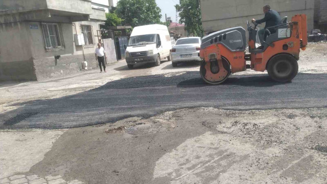 Kahramanmaraş’ta mahallelerde asfalt tamiratı çalışmaları devam ediyor