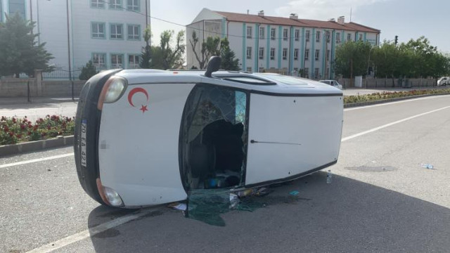 Karaman’da hafif ticari araçlar çarpıştı: 2 yaralı